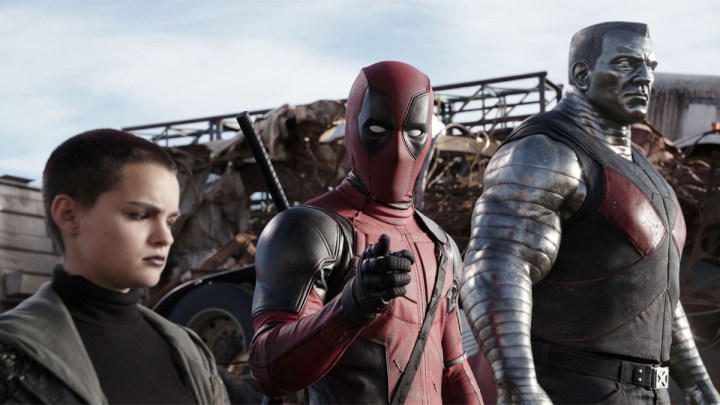 Brianna Hildebrand und Ryan Reynolds als Negasonic Teenage Warhead und Deadpool neben einem CGI-Koloss in Deadpool