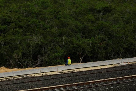Ein Arbeiter ruht sich während des Baus eines Abschnitts des Maya-Zugs in Cancún aus.