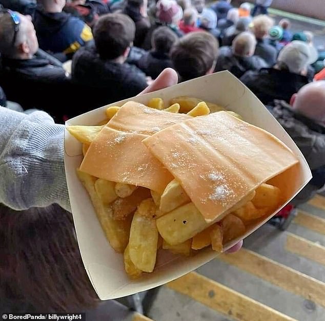 Ein hungriger Kunde war entsetzt, als er bei einem Fußballspiel in Wolverhampton feststellte, dass seine Käsechips zwei Scheiben amerikanischen Käses enthielten