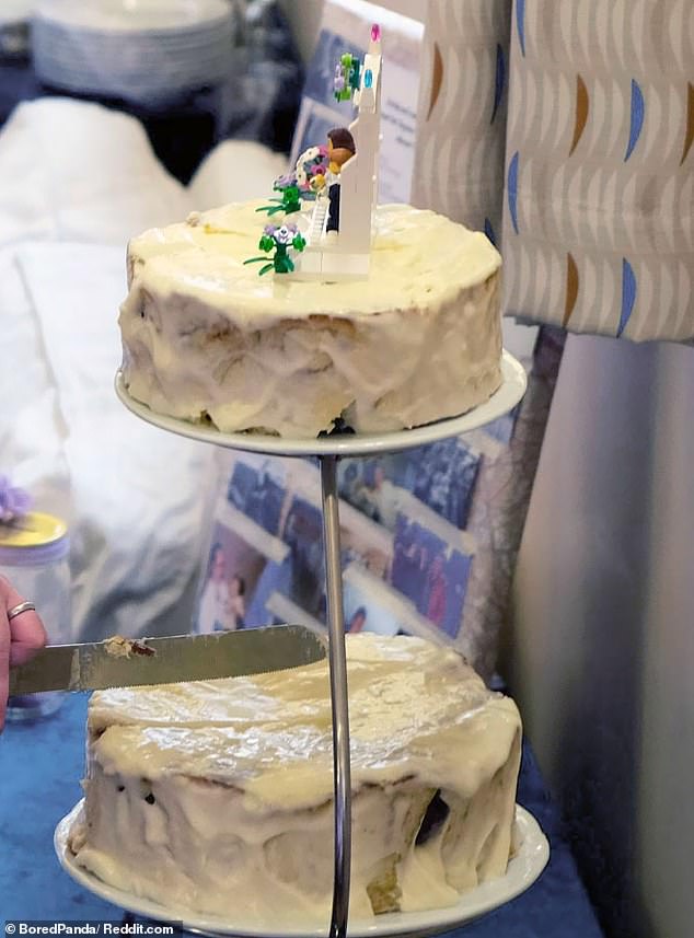 Ein glückliches Paar in den USA war von seiner Hochzeitstorte enttäuscht, die aussah, als hätte ein Kind sie gebacken