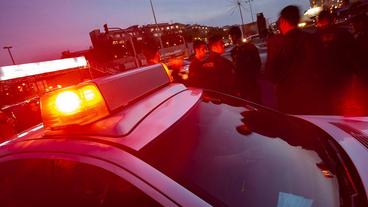 Iranisches Polizeiauto, rote Ampel