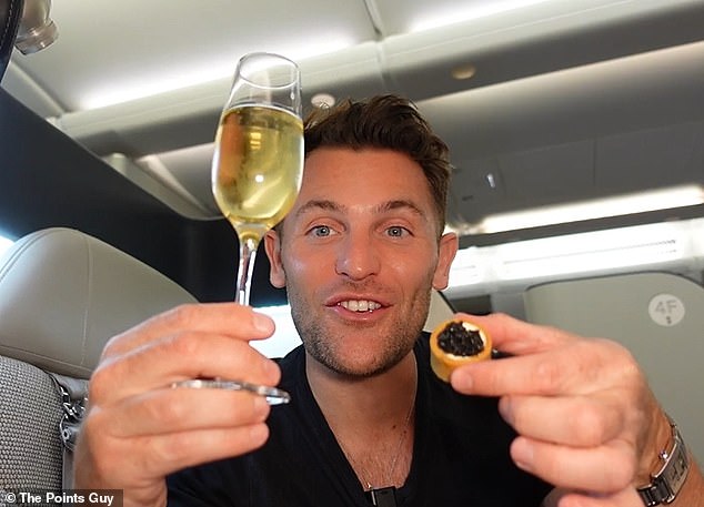 Nicky wird vor dem Abflug Pommery-Champagner und ein Kaviar-Häppchen angeboten