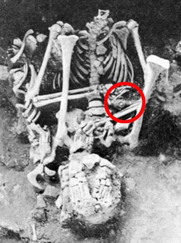 Im Jahr 1999 wurde bei der Ausgrabung eines aztekischen Tempels in Mexiko-Stadt die ursprüngliche aztekische Todespfeife in der Hand eines kopflosen Skeletts gefunden