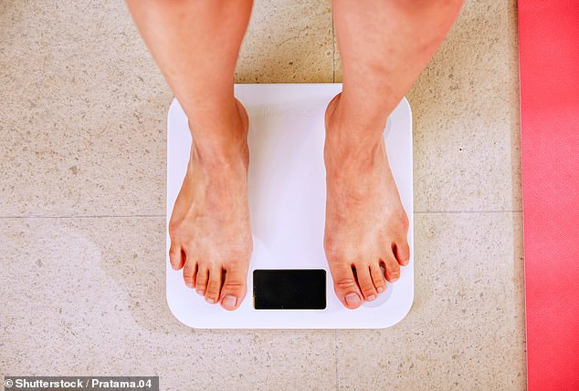 Diese Behauptung basiert auf der Idee, dass man Gewicht verliert, wenn man durch Sport mehr Kalorien verbrennt.  Leider hat eine Studie nach der anderen ergeben, dass Bewegung allein wahrscheinlich nicht zu einer langfristigen Gewichtsabnahme führt (Stockbild)