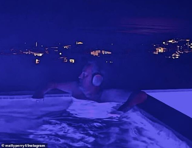 In seinem letzten Beitrag auf Instagram, der in der Woche seines Todes gepostet wurde, teilte der Star Bilder von ihm in seinem Pool