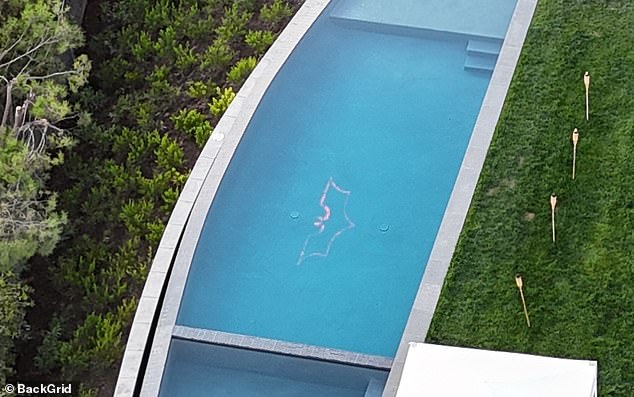 Das Batman-Logo am Boden seines Pools ist hier in einer Luftaufnahme bei Tageslicht zu sehen
