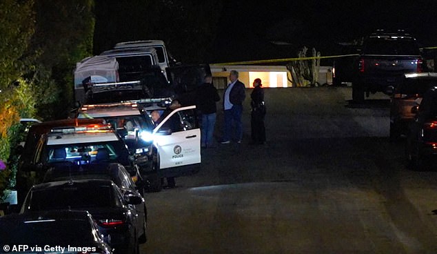 Polizeibeamte haben die Straße, die zu Matthew Perrys Haus führt, wo er am 28. Oktober tot aufgefunden wurde, abgesperrt