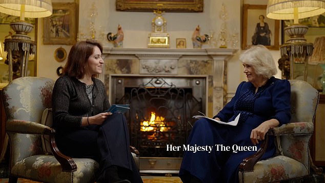 Der Wohltätigkeits- und Buchclub Ihrer Majestät, den sie 2021 gegründet hat, hat sich zum Ziel gesetzt, die Wertschätzung der Literatur bei Erwachsenen und Kindern im Vereinigten Königreich und auf der ganzen Welt zu fördern (im Bild: Die Königin sitzt mit der Co-Moderatorin und CEO des Reading Room Podcasts, Vicki Perrin, zusammen).