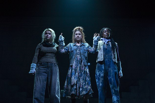 Im Bild: Lola Shalam, Lucy Mangan und Danielle Fiamanya in Macbeth