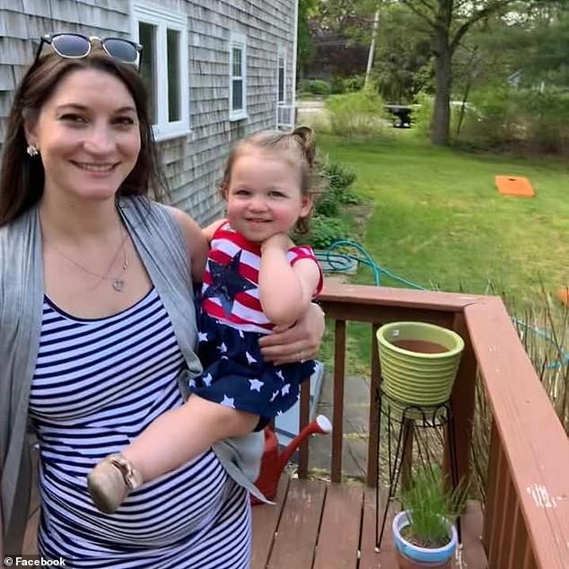 Lindsay Clancy, 32, gab zu, ihre Tochter Cora, 5, und ihren Sohn Dawson, 3, im Haus der Familie in Massachusetts getötet und das acht Monate alte Baby Callan angegriffen zu haben.  Frau Clancy litt an einer postpartalen Depression