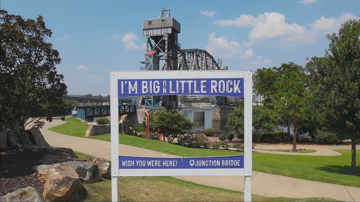 "Ich bin groß auf Little Rock" Zeichen