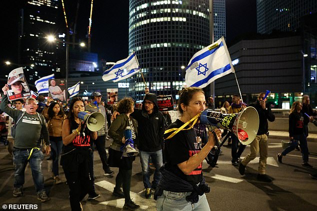 Menschen marschieren mit Megaphonen durch Tel Aviv, nachdem bekannt wurde, dass drei israelische Geiseln getötet wurden