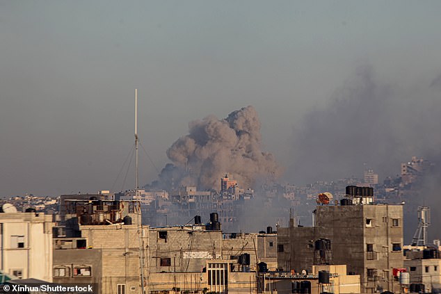 Rauch steigt nach einem israelischen Luftangriff in der Stadt Khan Younis im Gazastreifen am 15. Dezember auf