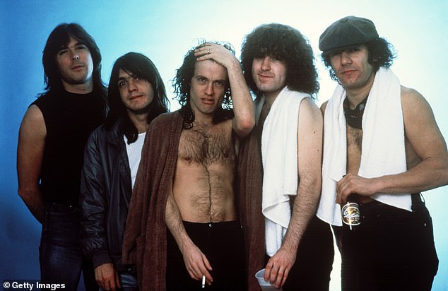 AC/DC verkaufte mehr als 200 Millionen Platten (LR) Bassist Cliff Williams, Rhythmusgitarrist Malcolm Young, Angus Young, Schlagzeuger Simon Wright und Sänger Brian Johnson (1983)