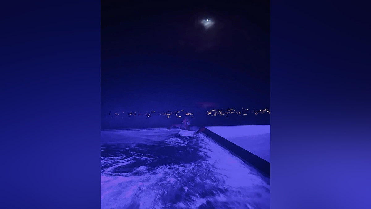Matthew Perry lehnt im letzten Instagram-Beitrag an die Wand eines beleuchteten Pools