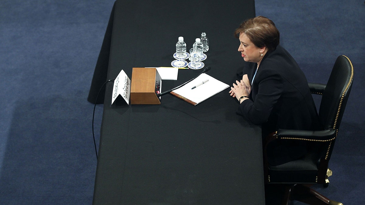 Elena Kagan sitzt bei der Anhörung zur Bestätigung am Tisch 