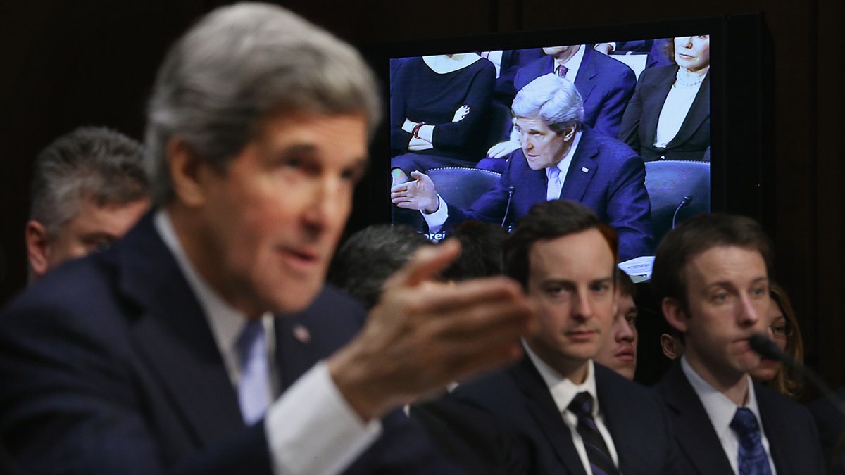 John Kerry spricht während der Anhörung zur Bestätigung des Senats