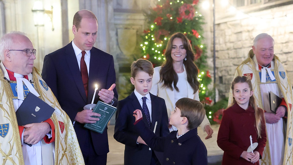 Kate Middleton mit Prinz William und ihren Kindern außerhalb des Weihnachtsgottesdienstes
