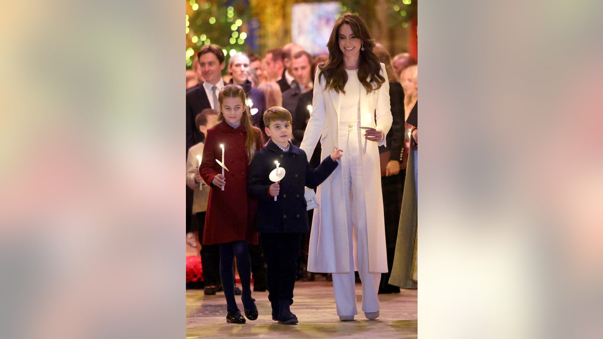 Kate Middleton mit Prinz Louis und Prinzessin Charlotte beim Gottesdienst