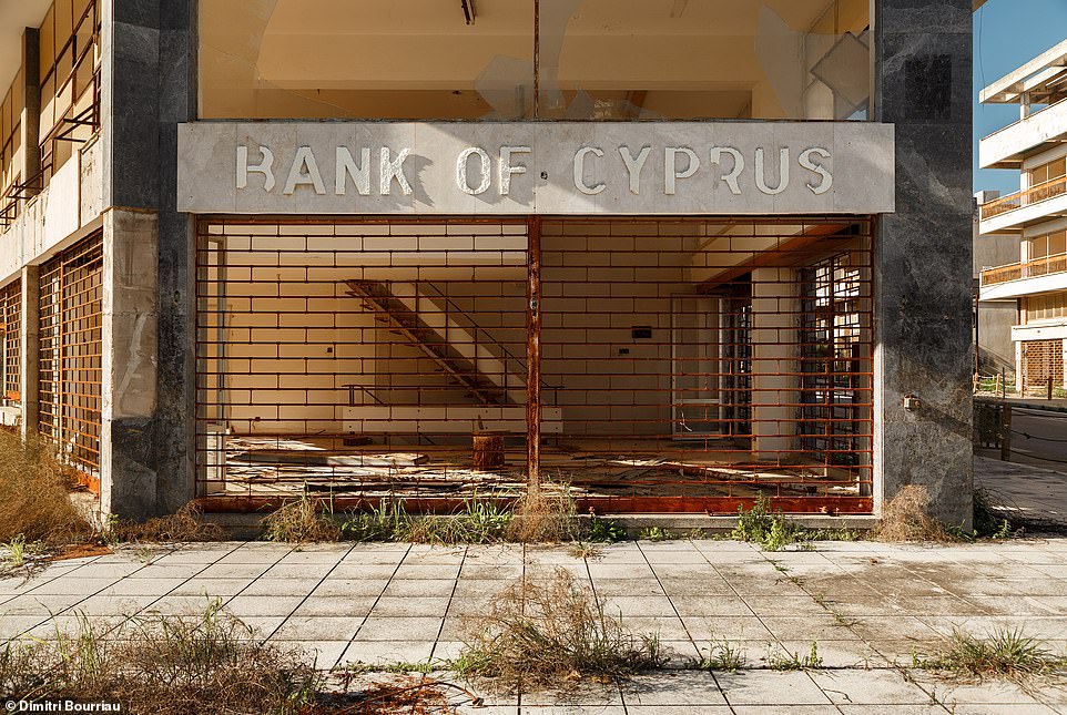 An der Varosha Bank of Cyprus gibt es immer noch ein rostiges Sicherheitsgitter, obwohl es verlassen wurde und kein Geldautomat in Sicht war