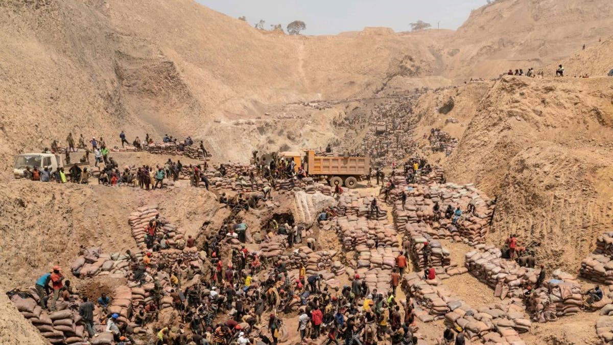 Ein Bild von Kleinbergleuten, die am 12. Oktober 2022 in einer Kobaltmine in der Demokratischen Republik Kongo arbeiten.
