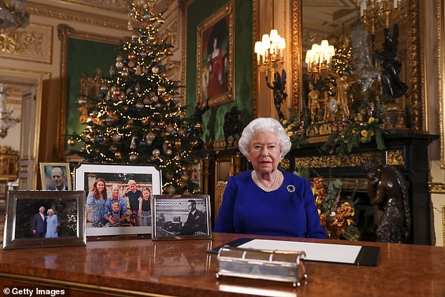 Die verstorbene Königin soll Weihnachtsgetränke genossen haben, darunter einen klassischen Gin-Dubonnet-Cocktail und ein Glas Gewürztraminer – einen mittel- bis vollmundigen deutschen Weißwein (Bild: Königin Elizabeth II. zeichnet ihre jährliche Weihnachtsübertragung in Windsor Castle auf)