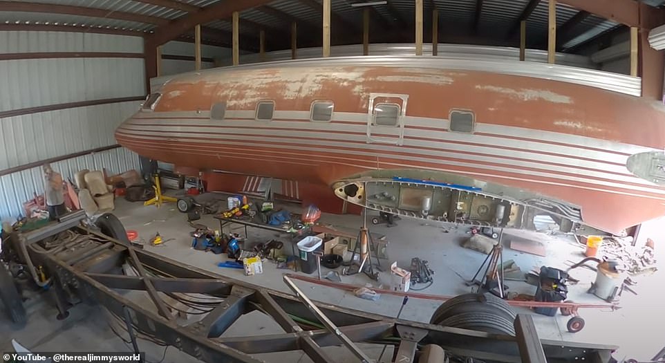 In einem neuen Video zeigt der in Florida ansässige Influencer, wie er die Karosserie des Lockheed 1329 Jetstar von 1962 auf den verstärkten Rahmen eines gespendeten Wohnmobils montierte