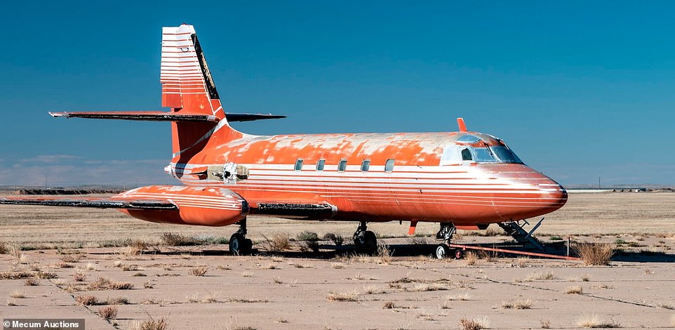 Presleys schickes Privatflugzeug wurde jahrzehntelang dem Rost überlassen, bevor es zum Verkauf angeboten wurde.  Das Eröffnungsgebot betrug 100.000 US-Dollar