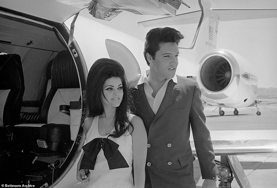 Die beiden anderen Jets von Presley befinden sich derzeit in Graceland in Memphis, Tennessee.  Er ist oben neben einem von ihnen mit Priscilla Presley abgebildet