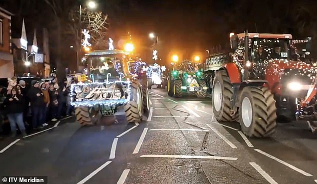 Die Gruppe von Fahrzeugen mit aufgeblasenen Weihnachtsmännern sammelte bereits vor dem Start über 13.000 Pfund
