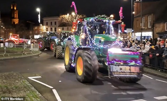 Der Christmas Tractor Run findet seit 2016 jedes Jahr in der Stadt Banbury in Oxfordshire statt, um Geld für das Katharine House Hospiz zu sammeln