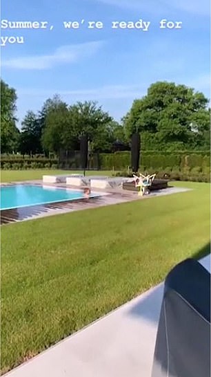 Der Swimmingpool auf dem Grundstück in Belgien