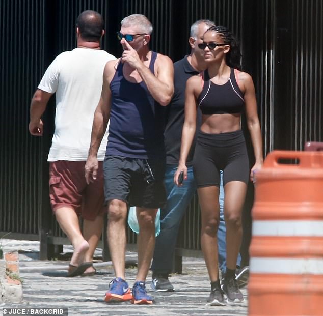 Vincent schien seine Beziehung zu Model Narah zu bestätigen, als sie während eines Strandausflugs in Rio de Janeiro im November ihren PDA packten