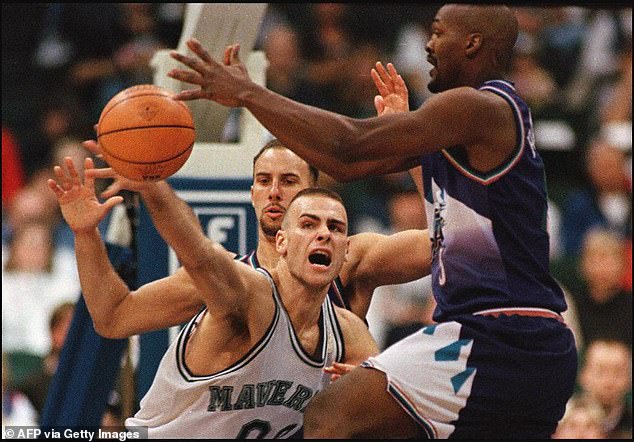 Montross (links, abgebildet mit den Dallas Mavericks im Jahr 1997) spielte für sechs verschiedene NBA-Teams