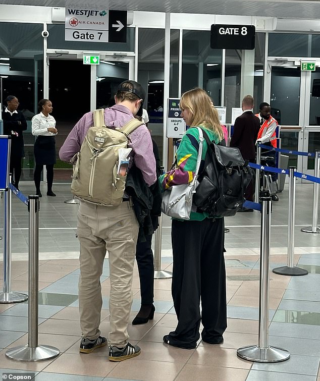 Das Paar wurde gesehen, wie es am Gate in der Warteschlange stand, bevor es einen British-Airways-Flug zurück zum Flughafen London Gatwick im Vereinigten Königreich bestieg