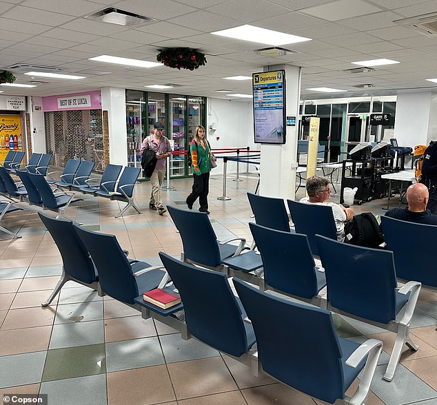 Das Paar mischte sich in ihrer Freizeitkleidung unter die anderen Passagiere, die im Terminal darauf warteten, an Bord ihres Fluges zu gehen