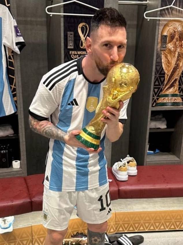 Lionel Messi im Bild, wie er den WM-Pokal küsst, nachdem er in Katar gegen Frankreich gewonnen hat