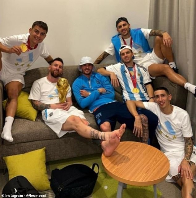 Messi und viele seiner argentinischen Teamkollegen mit ihren WM-Medaillen