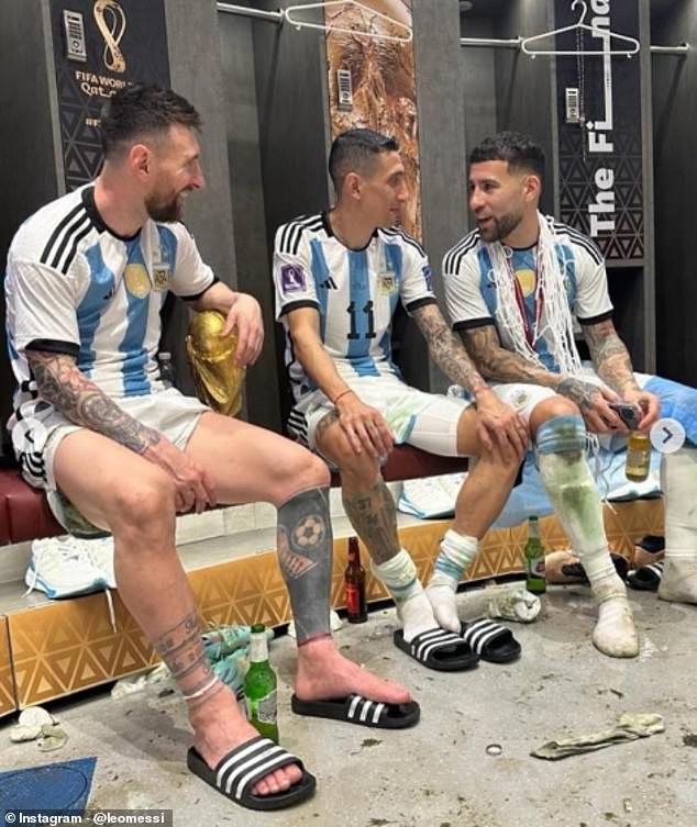Messi, Angel Di Mari und Nicolas Otamendi in der Umkleidekabine nach dem Gewinn der Weltmeisterschaft