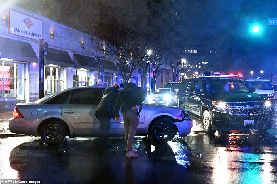 Mitglieder des US-Geheimdienstes eilen zu einem Auto, nachdem es in die Wagenkolonne des Präsidenten gefahren ist