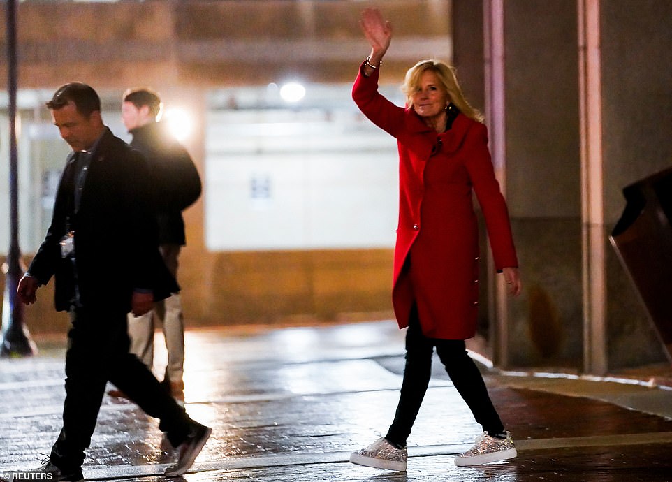 Die First Lady der USA, Jill Biden, verließ gerade das Wahlkampfhauptquartier, als ein Fahrzeug mit einem SUV des Geheimdienstes kollidierte