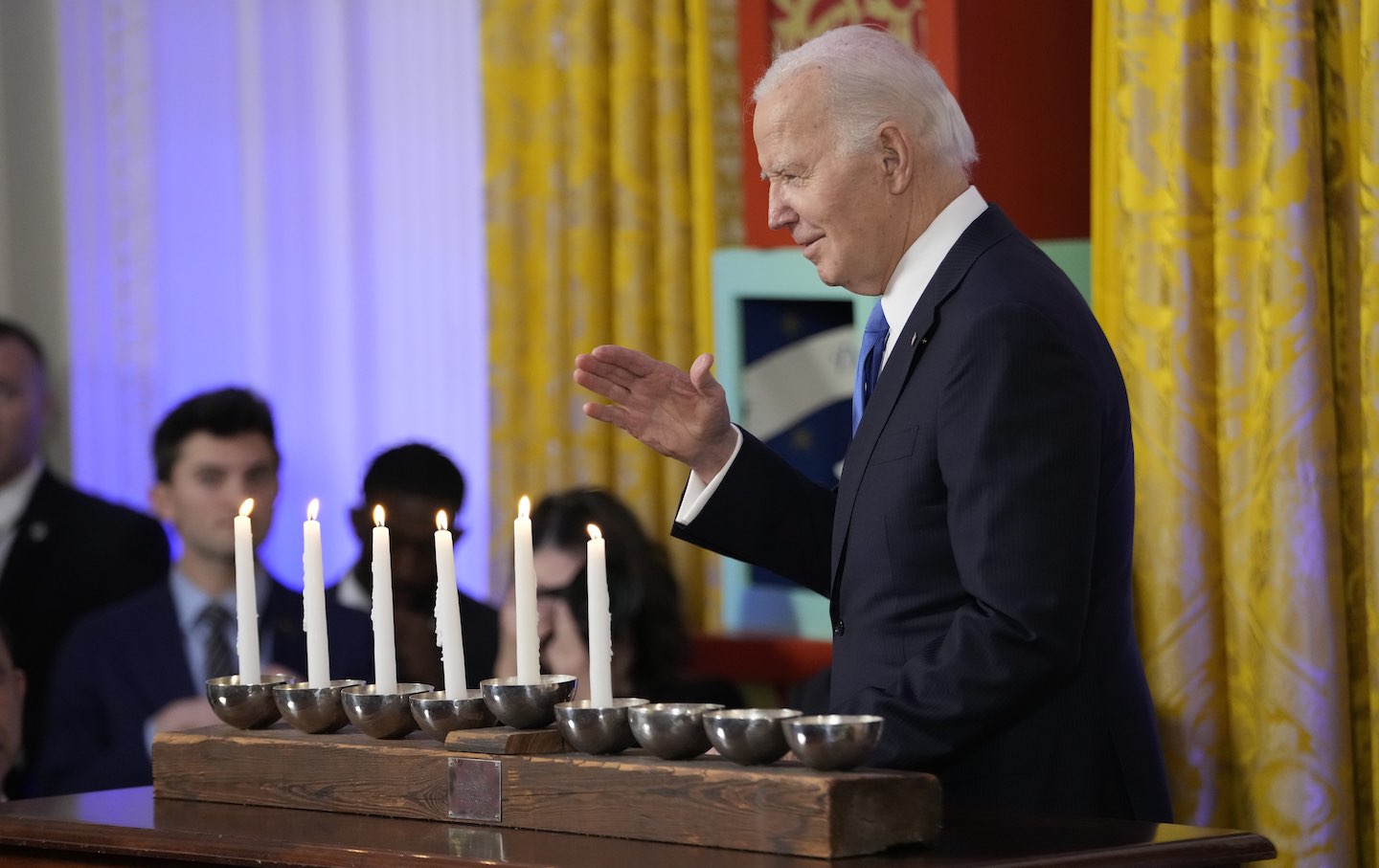 Präsident Joe Biden spricht am Montag, 11. Dezember 2023, bei einem Chanukka-Empfang im East Room des Weißen Hauses in Washington.