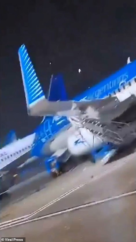 Das Flugzeug kracht ins Treppenhaus.  Starke Böen trafen am Sonntag den Flughafen Aeroparque Jorge Newbery in Buenos Aires, als ein schwerer Sturm die Region erfasste