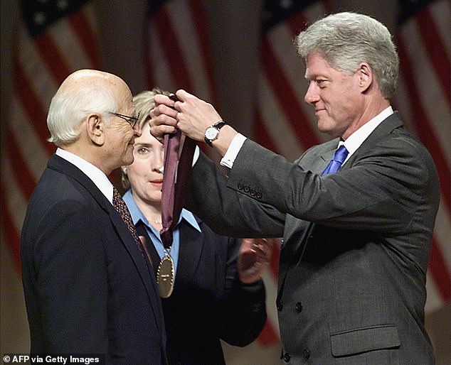 Der ehemalige Präsident Bill Clinton ist hier neben Hillary Clinton zu sehen, die Lear 1999 mit dem National Medal of Arts and Humanities Award auszeichnet