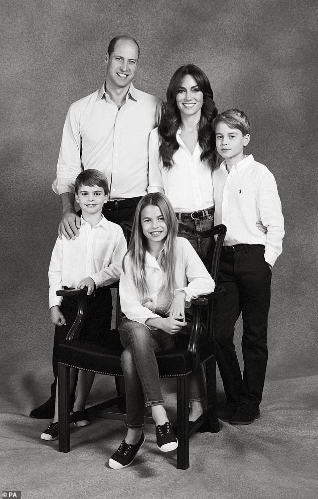 Die Debatte kommt, nachdem der Prinz und die Prinzessin von Wales dieses Jahr ein intimes Familienporträt mit ihren drei Kindern in passenden weißen Hemden auf der Vorderseite ihrer Weihnachtskarte veröffentlicht haben