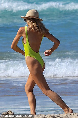 Im Januar zeigte sie am Strand ihre unglaubliche Figur in einem hochgeschnittenen Neon-Badeanzug