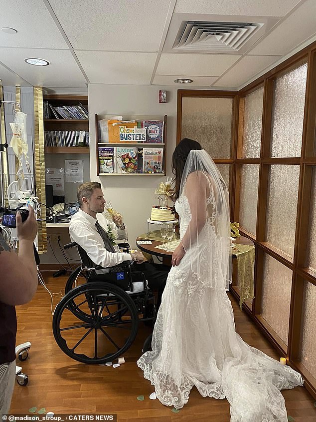 An der Hochzeit des Paares im Krankenhaus nahmen Mitarbeiter, Patienten und Familienangehörige teil und sie schnitten gemeinsam den Kuchen an