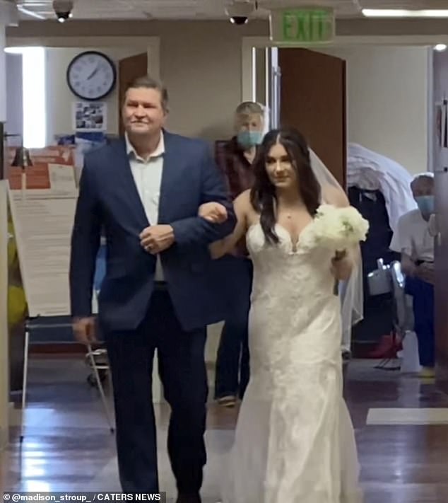 Auf dem Bild ist Maddies Vater zu sehen, der sie im Krankenhaus, in dem sie und Zach geheiratet haben, den Gang entlang führt