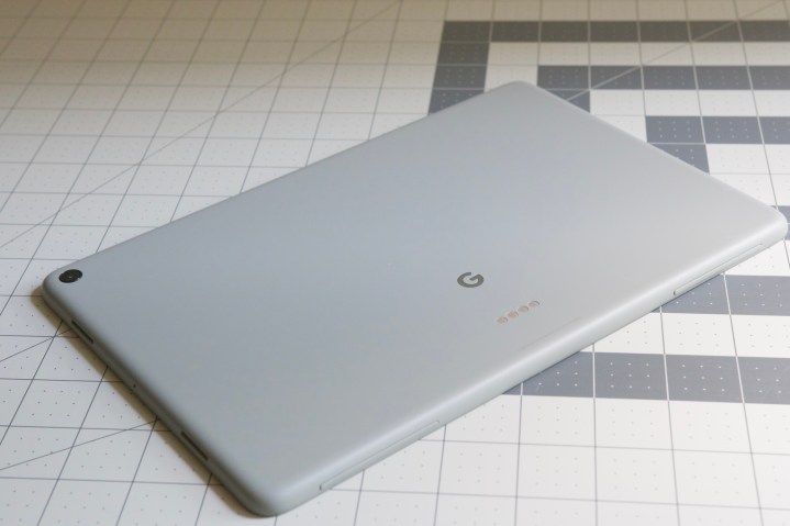 Das Google Pixel Tablet auf einem Schreibtisch zeigt seine Rückseite.