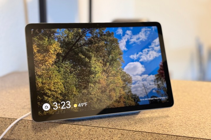 Das Google Pixel Tablet auf seiner Ladestation.